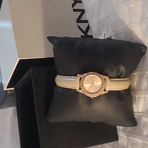 DKNY watch - Picture 1 of 3